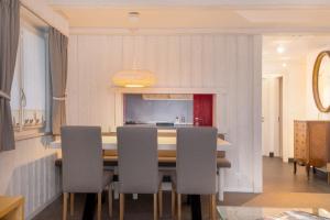 een keuken en eetkamer met een tafel en stoelen bij Skirama 015 in Verbier