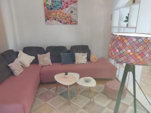 Apartments Zvonimir في هفار: غرفة معيشة مع أريكة وطاولتين