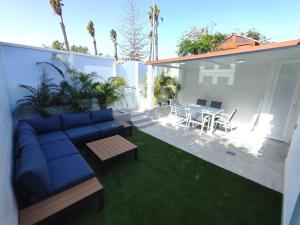 salon z kanapą i stołem na patio w obiekcie Bungalow BAHIA VERDE w mieście Playa del Ingles