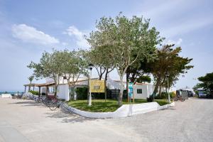 una fila de bicicletas estacionadas junto a un edificio con árboles en Glamping Costa Brava, en Fortià