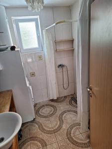 een badkamer met een douche en een wastafel bij SunnyDay House in Masline
