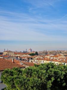 - une vue sur une ville avec des maisons et des arbres dans l'établissement House Near the Center!!, à Florence