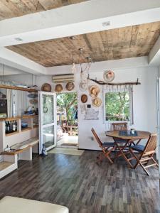 a kitchen and dining room with a table and chairs at SunnyDay House in Masline