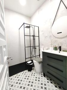 a bathroom with a black and white checkered floor at Bungalow BAHIA VERDE in Playa del Ingles