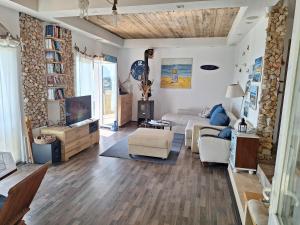 a living room with a couch and a tv at SunnyDay House in Masline