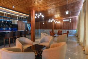 Kasoa的住宿－Marlin All Inclusive Resort，一间带桌椅的餐厅和酒吧
