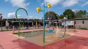 een waterpark met een speeltuin met een waterglijbaan bij Camping de Krabbeplaat in Brielle