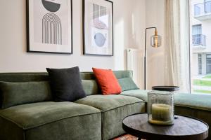 un soggiorno con divano e tavolo di Apartment in a new residence with parking a Mouvaux