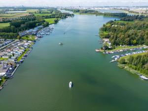 een luchtzicht op een rivier met boten bij Camping de Krabbeplaat in Brielle