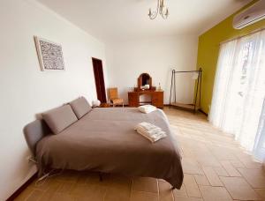 um quarto com uma cama grande num quarto em Quinta Da Amoreira em Ferreira do Alentejo