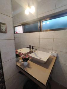 ein Bad mit einem Waschbecken und einem Spiegel in der Unterkunft Alojamiento-frente al estadio 4 personas in Tarija