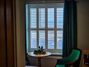 Habitación con ventana con mesa y silla en King Sitric, en Howth