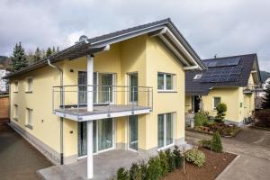 una casa con paneles solares en el techo en Im Rosengarten 3, en Zell am Harmersbach