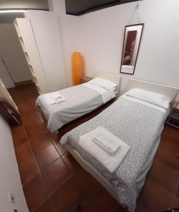 Habitación con 2 camas y una foto en la pared. en Volta 8, en Cassano Magnago