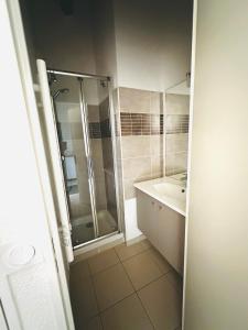 een badkamer met een douche en een wastafel bij appartement superbe Vue Mer,piscine,parking privee, in La Croix-Valmer