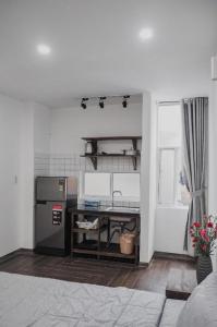 uma cozinha com um frigorífico e uma mesa em Ivy house em Hue