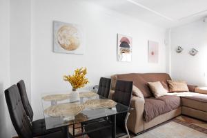 sala de estar con mesa y sofá en Apartamento Faro de Barbate, en Barbate