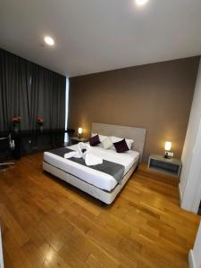 um quarto com uma cama grande num quarto em Platinum Suites KLCC by Classy em Kuala Lumpur