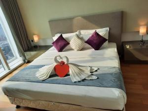- une chambre avec un lit doté d'un cœur et d'ailes d'ange dans l'établissement Platinum Suites KLCC by Classy, à Kuala Lumpur