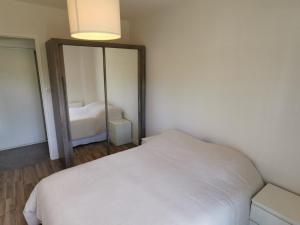 Posteľ alebo postele v izbe v ubytovaní Résidence ORION- Appartement pour 2 à 3 personnes- Wifi gratuit