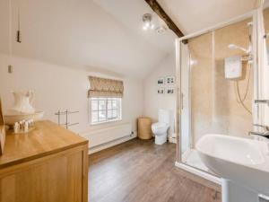 La salle de bains est pourvue d'une douche, d'un lavabo et de toilettes. dans l'établissement Pass the Keys Shrewsbury Grade 2 Listed Black White Cottage, à Shrewsbury
