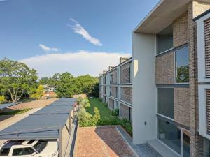 einen Blick über ein Gebäude mit einer Reihe von Sonnenkollektoren in der Unterkunft Seed @Colette in Pretoria
