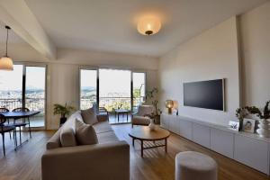 uma sala de estar com um sofá e uma televisão em Nice Signature Mont Alban em Nice