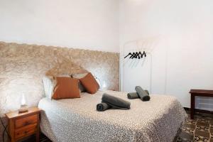 1 dormitorio con 1 cama con 2 toallas en Casa Rural Cruce de Castro, en Vejer de la Frontera
