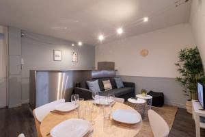 - une chambre avec une table, des chaises et un canapé dans l'établissement Apartment near the train station ouigo TGV, à Tourcoing
