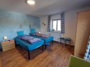 1 dormitorio con 2 camas y ventana en Landhaus Graßmann en Piding
