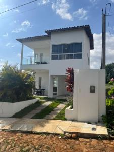 ein weißes Haus mit einem Weg davor in der Unterkunft Condomínio Villa Verde Triunfo in Triunfo