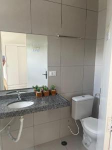 bagno con lavandino e servizi igienici di Condomínio Villa Verde Triunfo a Triunfo