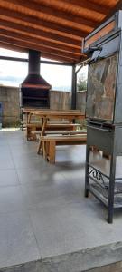 - un groupe de tables de pique-nique et une cuisinière dans l'établissement Pucón Soñado Te Espera, à Pucón