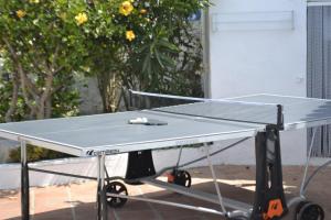 - une table de ping-pong avec filet dans l'établissement Quinta Da Horta, à São Brás de Alportel