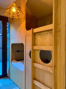a bedroom with two bunk beds in a room at Chalets Patchwork in Valloire