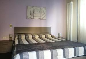 een bed in een slaapkamer met een foto aan de muur bij FM Lake in Como
