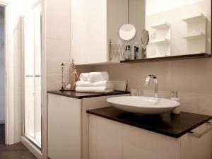 een badkamer met een wastafel en een spiegel bij FM Lake in Como