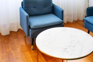 A seating area at Sprone Apartment