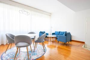 A seating area at Sprone Apartment