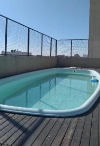 The swimming pool at or close to Apartamento Completo con piscina, parrilla y estacionamiento