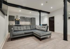 a living room with a couch and a kitchen at Temple Court Cavern Quarter Apartments in Liverpool