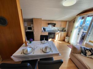 Chalet Lilo 2 Zimmer top mountain view的厨房或小厨房