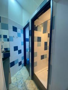 een badkamer met een douche en een glazen deur bij Very Typical - Alojamento Local in Elvas