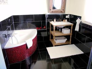 un baño con bañera y lavabo en Altes Backhaus, en Bad Harzburg