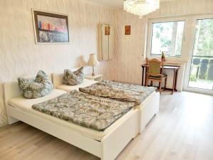 um quarto grande com uma cama e um sofá em RELAX WOHNUNG LAUTERTAL em Gadernheim
