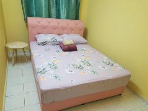 เตียงในห้องที่ Damai Eco Homestay Nilai Negeri Sembilan