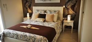 um quarto com uma cama com dois sapatos em "Notre Bastide" Maison et table d'hôtes sur réservation, Piscine, Climatisation, Jacuzzi em Marcillac-Saint-Quentin