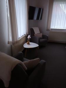 ブレッケーデにあるFerienwohnung an der Elbeのソファ、椅子、テーブルが備わる客室です。