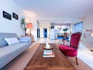 een woonkamer met een bank en een tafel bij New ! Terrasse Vue Mer - A 10min de Cannes in Le Cannet