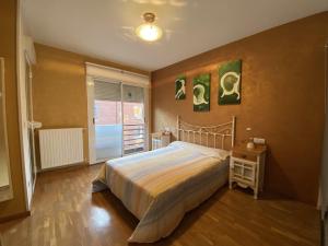 a bedroom with a bed and a window at Casa La Dulce Olaya a pocos minutos de Oviedo 